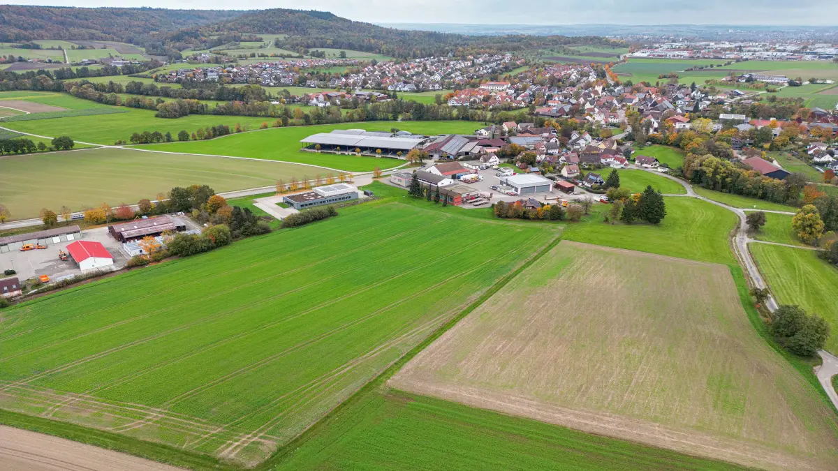 Auf dem Acker im Fordergrund soll das neue Michelfelder Wohn und Gewerbequartier Hochbühl entstehen