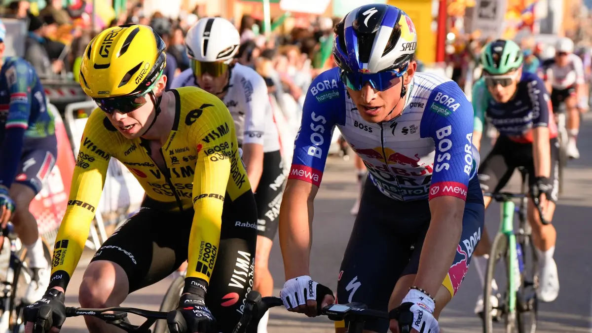 Katalonien-Rundfahrt: ARCHIV - 23.03.2026, Spanien, Sant Feliu De Guixols: Radsport, UCI WorldTour - Katalonien-Rundfahrt, Sant Feliu de Guíxols (172,80 km), Etappe 1, Florian Lipowitz (r) aus Deutschland von Red Bull-Bora-Hansgrohe bei der Zieleinfahrt. (zu dpa: «Katalonien: Starker Lipowitz Vierter - Vingegaard gewinnt») Foto: Nicolás Carvalho Ochoa/dpa +++ dpa-Bildfunk +++