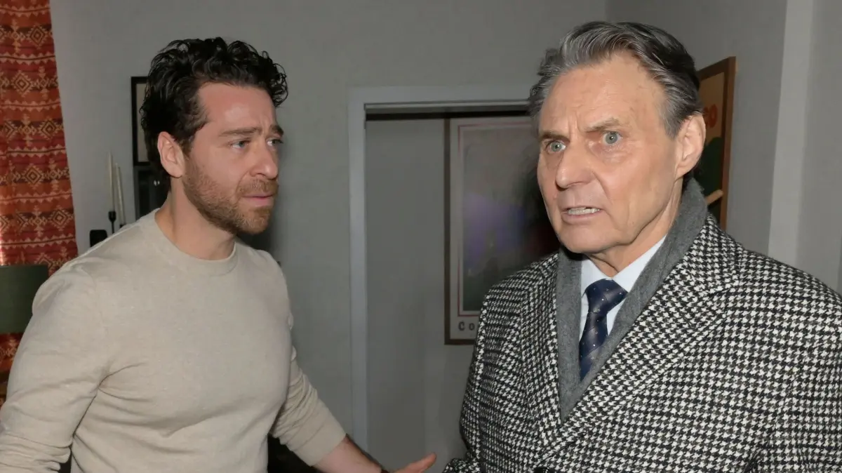 Carlos (Patrick Fernandez, l.) geht auf das intrigante Angebot von Jo Gerner (Wolfgang Bahro) nicht ein.