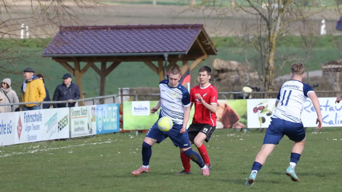 Der TSV Schrozberg (weiß-blau) musste sich zuletzt beim FC Billingsbach 0:1 geschlagen geben.