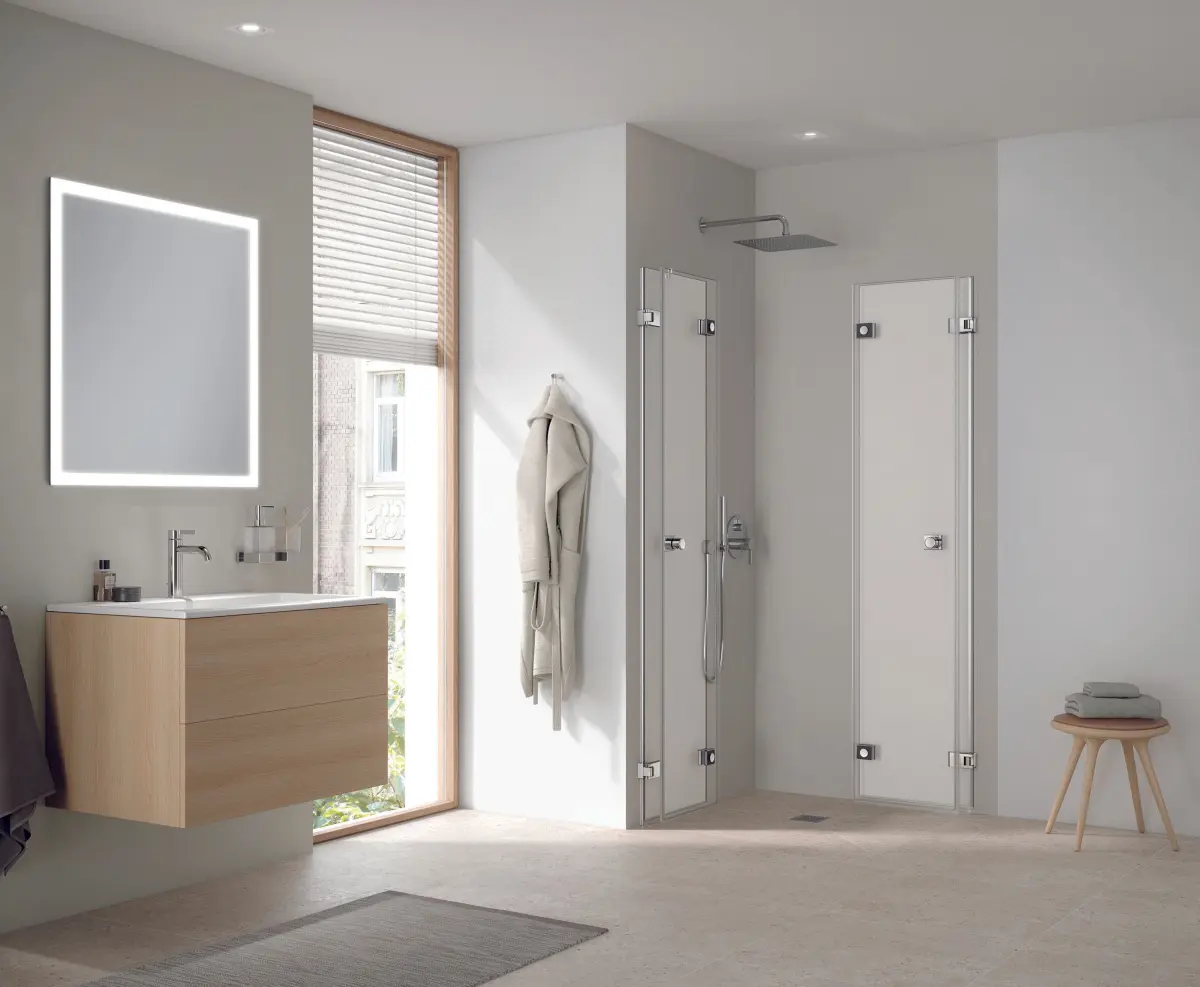 Barrierefreie, wegfaltbare Pendel-Falttür der Serie Mena – komfortabel, platzsparend und leicht zu bedienen. Foto: Kermi Duschdesign GmbH/akz-o