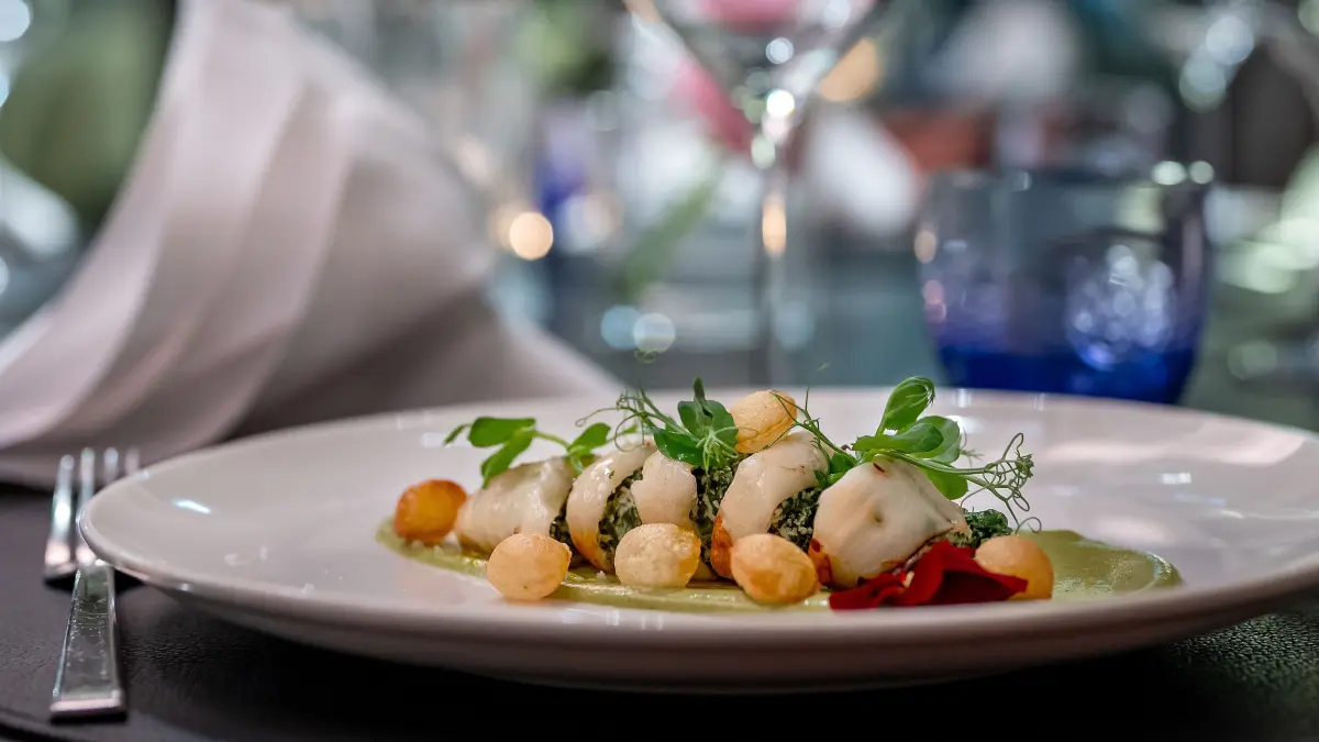 Frischer Calamaro, gefüllt mit Spinat und Pecorino Romano