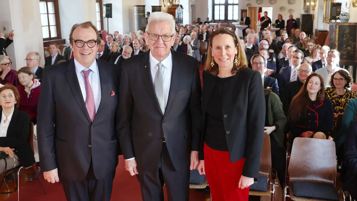 Fürstin Saskia und Fürst Philipp zu Hohenlohe-Langenburg begrüßen Ministerpräsident Winfried Kretschmann (Mitte) zum Festakt "800 Jahre Schloss Langenburg".