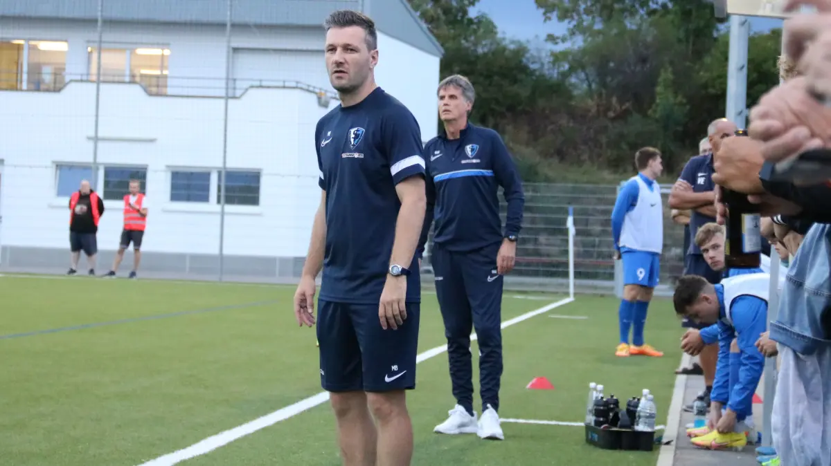 Marcus Becker (links) und Ralf Wacker waren in der Saison 2022/23 als Trainer und Co-Trainer bei der Spvgg Satteldorf. Wacker ist bei der Spvgg seit der Winterpause Chefcoach, Becker trainiert seit der Rückrunde der Saison 2024/25 die SSV Schwäbisch Hall.