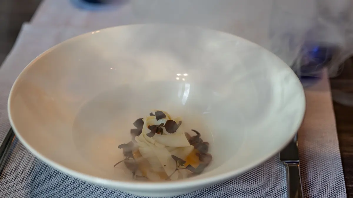 Tagliatelle di seppia alla Carbonara - Nebel steigt auf, wenn die Haube gelüftet wird.