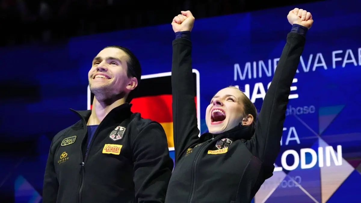 Eiskunstlauf: Weltmeisterschaft: 26.03.2026, Tschechien, Prag: Eiskunstlauf: Weltmeisterschaft, Paarlauf, Kür: Minerva Fabienne Hase und Nikita Volodin aus Deutschland jubeln nach ihrem Sieg bei den Eiskunstlauf-Weltmeisterschaften. Foto: Petr David Josek/AP/dpa +++ dpa-Bildfunk +++