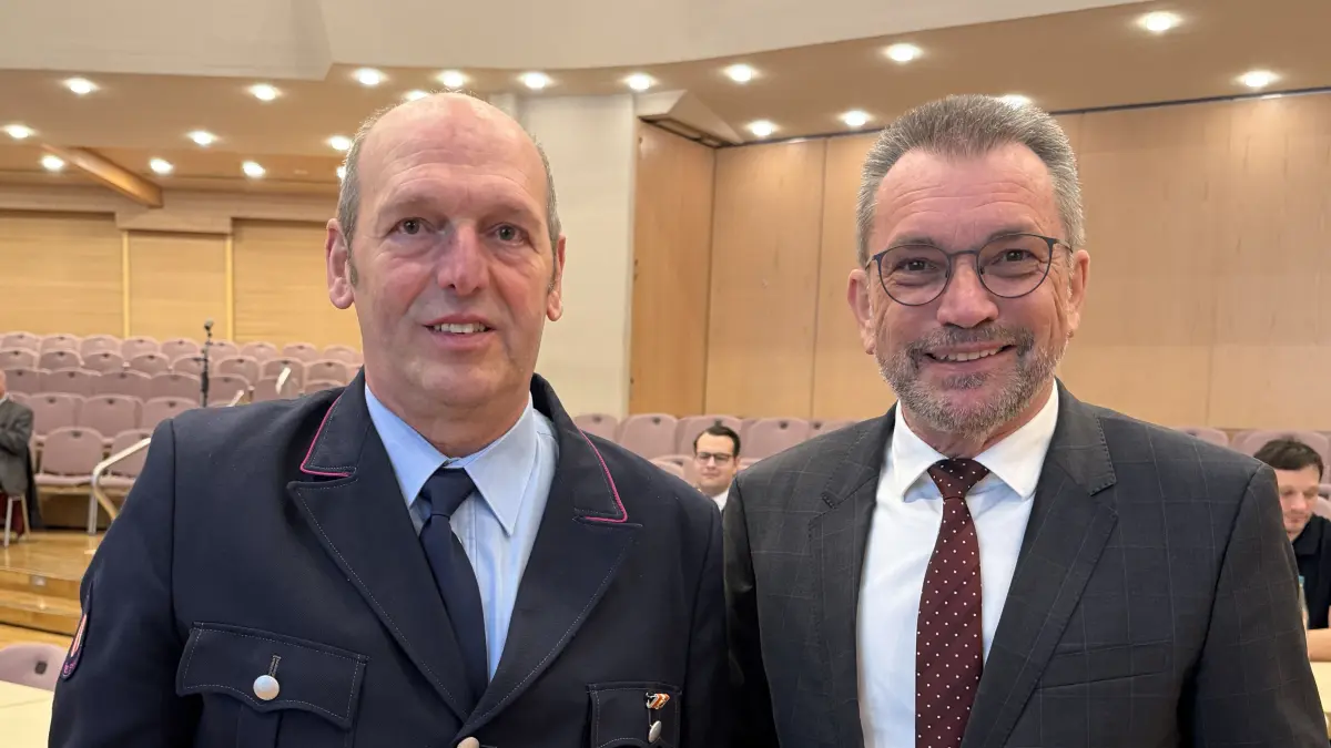 Neuer Feuerwehr-Ehrenkommandant der Stadt Ehingen: Manfred Geisinger (links) mit Oberbürgermeister Alexander Baumann.