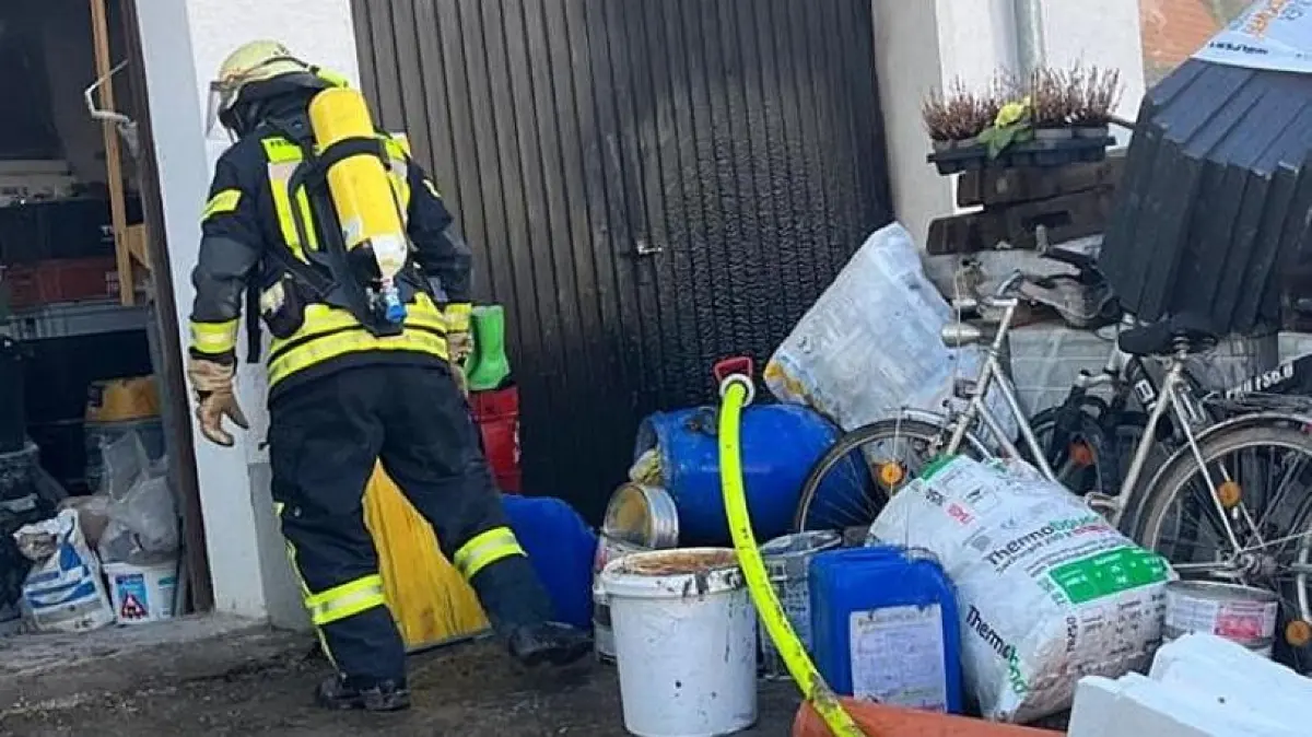 Weil sich Baumaterial entzündete, war ein größerer Einsatz der Feuerwehr im Haigerlocher Ortsteil Trillfingen erforderlich