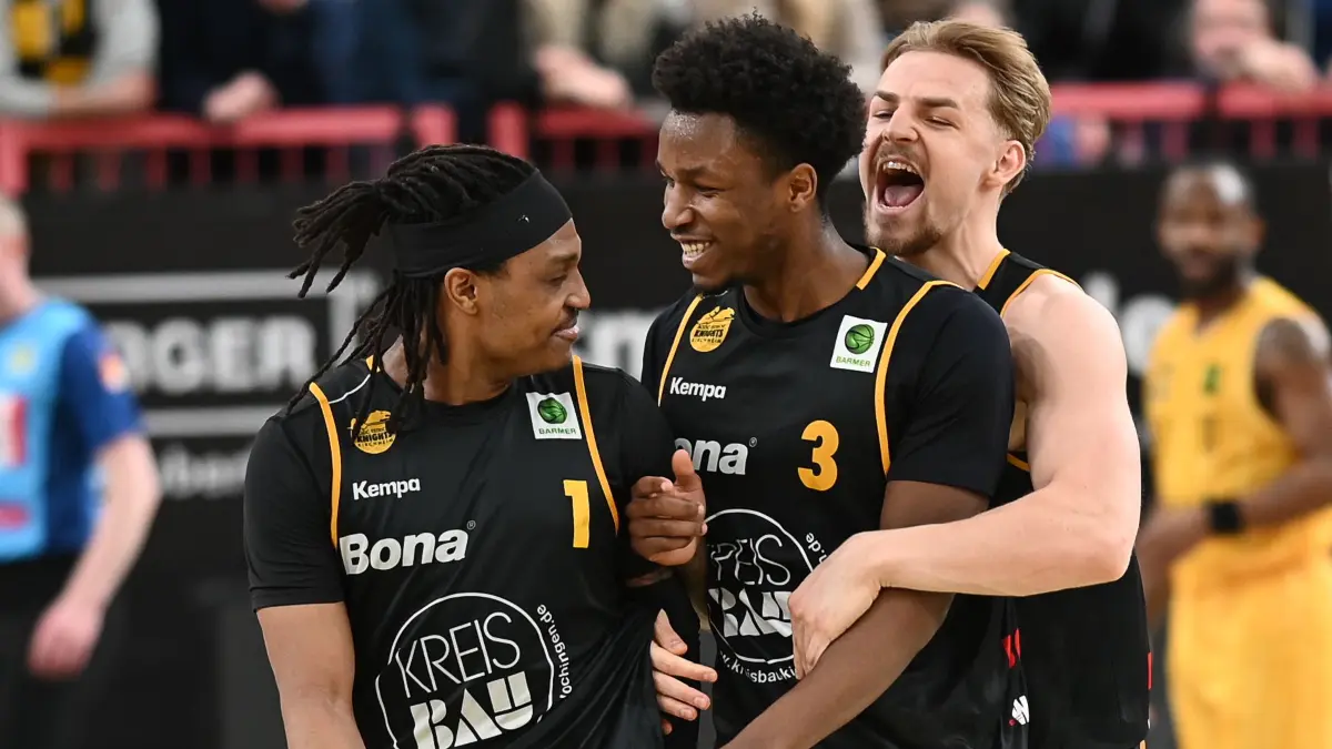 GER, Tigers Tuebingen vs. Bozic Estriche Knights Kirchheim, Basketball, Herren, Pro A, 2. Barmer Basketball Bundesliga, Saison 2025/2026, 27.03.2026: Philipp Russell (Bozic Estriche Knights Kirchheim, #01), Chuck Harris (Bozic Estriche Knights Kirchheim, #03), Lucas Mayer (Bozic Estriche Knights Kirchheim, #08) und Tyrel Morgan (Bozic Estriche Knights Kirchheim, #11) Jubel, Sieg, Emotionen
GER, Tigers Tuebingen vs. Bozic Estriche Knights Kirchheim, Basketball, Herren, Pro A, 2. Barmer Basketball Bundesliga, Saison 2025/2026, 27.03.2026
Foto: Eibner-Pressefoto/Nicolas Woern