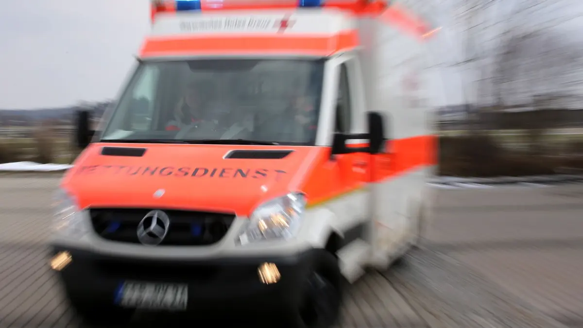Rettungsdienst: ARCHIV - 14.03.2013, Bayern, Germering: Ein Rettungswagen (RTW) vom BRK (Bayerisches Rotes Kreuz). (zu dpa: «Polizei prüft Unfall: 89-Jährige stirbt nach Sturz») Foto: Stephan Jansen/dpa +++ dpa-Bildfunk +++