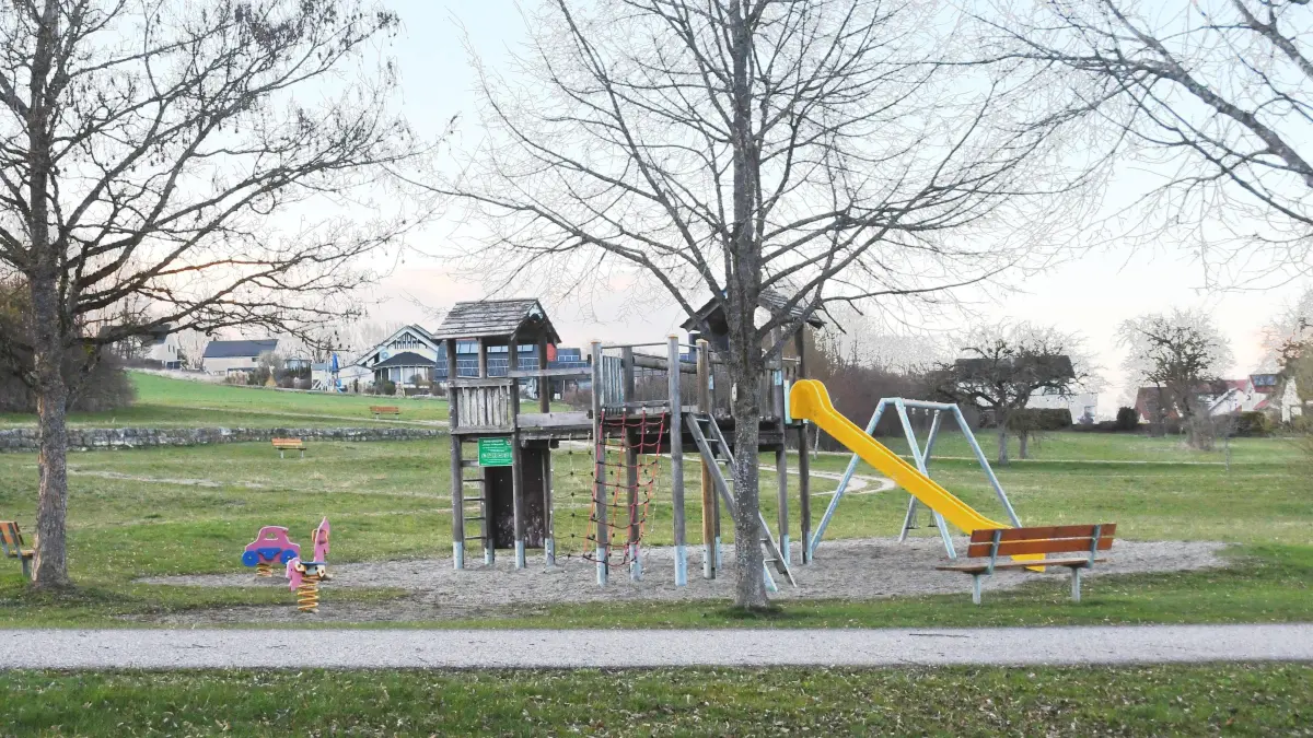 Der Hayinger Gemeinderat konnte sich am Donnerstagabend nicht darauf einigen, ob der geplante Pavillon rechts oder links des Spielplatzes aufgestellt werden soll. Zunächst sollen die Anschlusskosten für die Wasser- und Abwasserleitung ermittelt werden.
