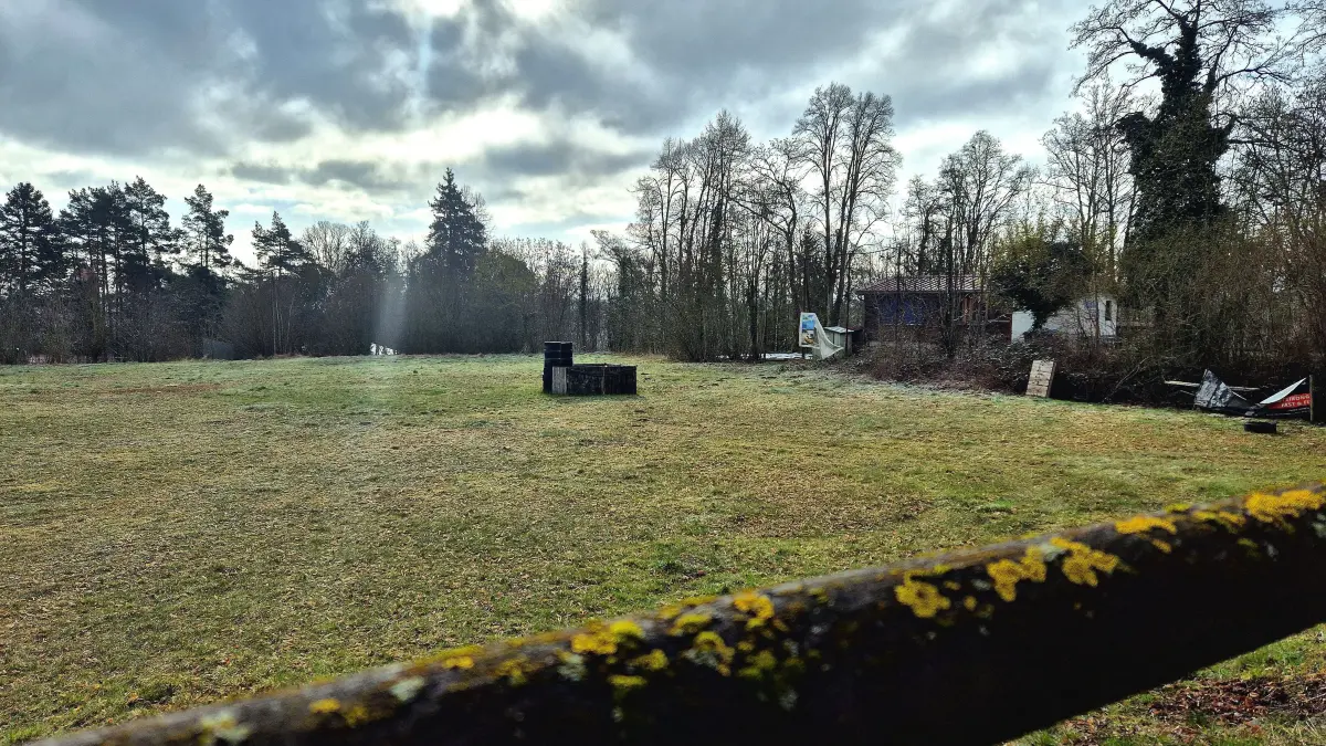 Könnte oben auf der Schütte hinter dem Boule-Platz in ein paar Jahren eine neue Tennishalle in Horb stehen?