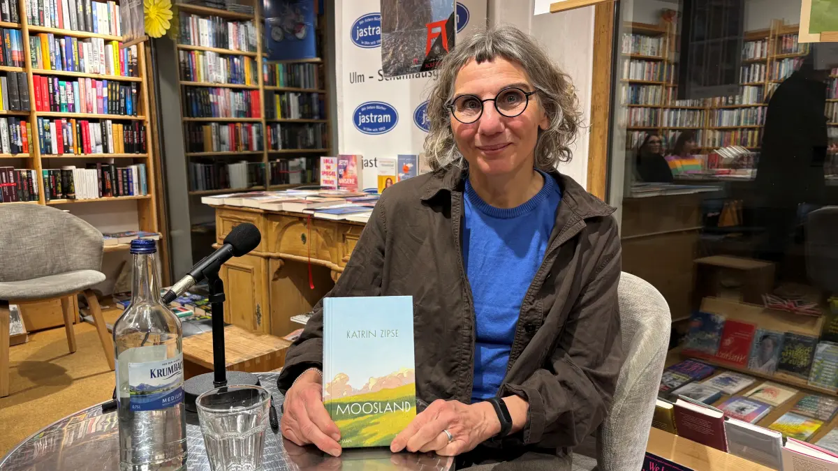 Katrin Zipse stellt ihren Roman "Moosland" in der Buchhandlung Jastram vor.