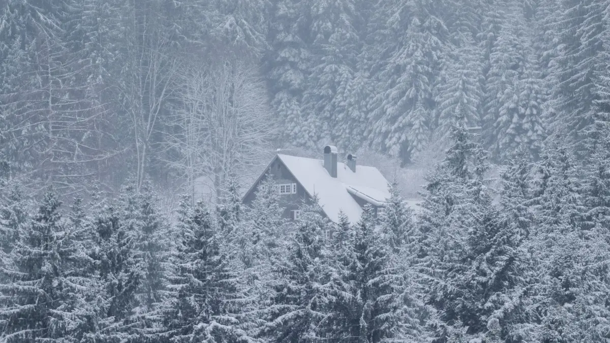 Wetter in Baden-Württemberg: 26.03.2026, Baden-Württemberg, Linach: Ein Haus steht in Linach (Schwarzwald-Baar-Kreis) in der von Schnee bedeckten Landschaft. In der Nacht zum Donnerstag hat es im Schwarzwald geschneit. (zu dpa: «Wo es in Baden-Württemberg am Wochenende schneien soll») Foto: Silas Stein/dpa +++ dpa-Bildfunk +++