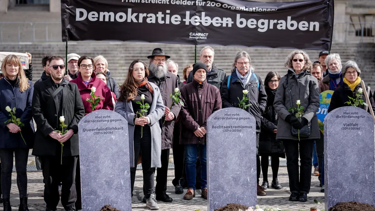 Bundestag: 27.03.2026, Berlin: Anlässlich der aktuellen Stunde im Bundestag zum Thema „Demokratie leben - Engagement schützen, Förderstrukturen erhalten" auf Antrag der Partei Die Linke demonstrieren Teilnehmer mit der Kampagnenorganisation Campact vor dem Reichstagsgebäude gegen die Streichung von Förderprogrammen. Foto: Kay Nietfeld/dpa +++ dpa-Bildfunk +++