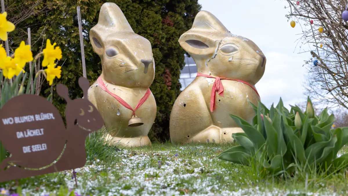 Eschenbach Bahnhofstraße Osterdeko riesige Lindt Osterhasen im Garten