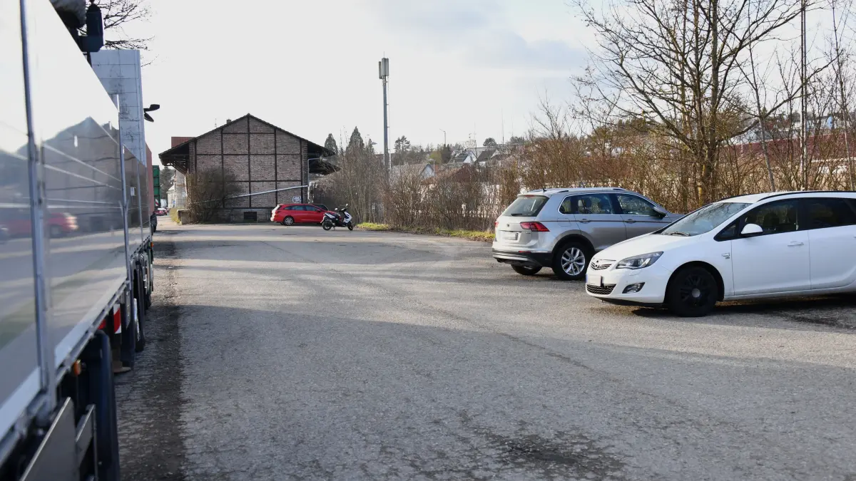 Die Fläche am Bahnhof soll auch zukünftig ein Parkplatz sein. Allerdings müssen die Nutzer bald dafür bezahlen.
