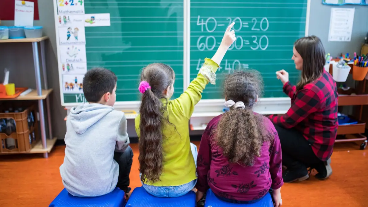 Unterricht an NRW-Grundschule: ARCHIV - 22.11.2017, Nordrhein-Westfalen, Essen: Schüler sitzen am 23.11.2017 in einer Grundschule in Essen (Nordrhein-Westfalen) während einer Mathe-Übung vor der Tafel. (zu dpa: «Streit um OGS-Finanzierung: 15 Städte ziehen vor Gericht») Foto: Marcel Kusch/dpa +++ dpa-Bildfunk +++