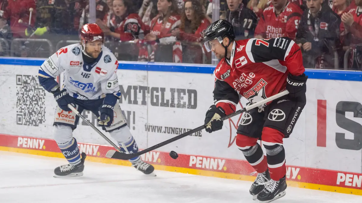 Koelner Haie vs. Schwenninger Wild Wings, Eishockey, Penny DEL, Play Off, Viertelfinale, Spiel 2, Saison 2025/2026, 27.03.2026: Zweikampf zwischen Eric Martinsson (Schwenninger Wild Wings, #46) und Dominik Bokk (Koelner Haie, #78).
Koelner Haie vs. Schwenninger Wild Wings, Eishockey, Penny DEL, Play Off, 02. Spieltag, Saison 2025/2026, 27.03.2026
Foto: Eibner-Pressefoto/Thomas Haesler