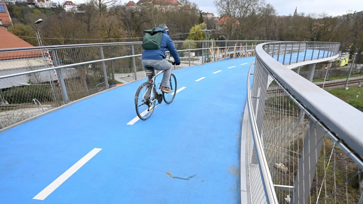 Loch in Fahrradbrücke in Tübingen: 27.03.2026, Baden-Württemberg, Tübingen: In der beheizbaren Tübinger Fahrradbrücke West ist ein Loch entdeckt worden, das mutmaßlich durch Vandalismus entstanden ist. Ob dabei die Heizung beschädigt wurde, konnte noch nicht abschließend geklärt werden. Foto: Bernd Weißbrod/dpa +++ dpa-Bildfunk +++