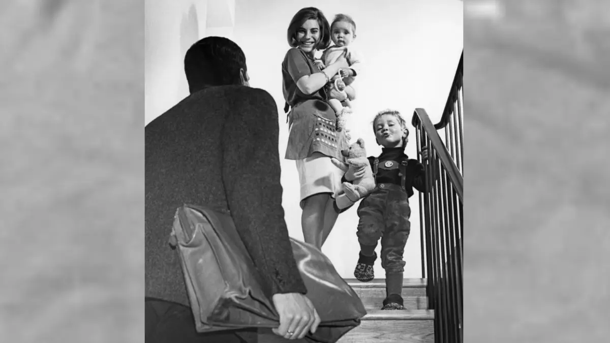 Buegeln statt Barrikaden? Frauenbewegung unter Druck: Frau mit zwei Kindern begruesst ihren von der Arbeit heimkehrenden Ehemann (Aufnahme aus den 1960er Jahren). Die Geschichte der Frauenbewegung reicht bis ins 19. Jahrhundert. Wie Frauen fuer gleiche Rechte kaempften und welche Folgen aktuelle Tradwife-Trends haben. (Siehe epd-Feature vom 05.03.2026) *** Local Caption *** 00536599