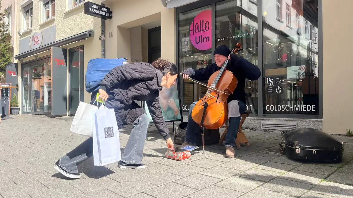 Noch bis zum 10. April musiziert er in den Ulmer Gassen: der Cellist Alexander Balysh.