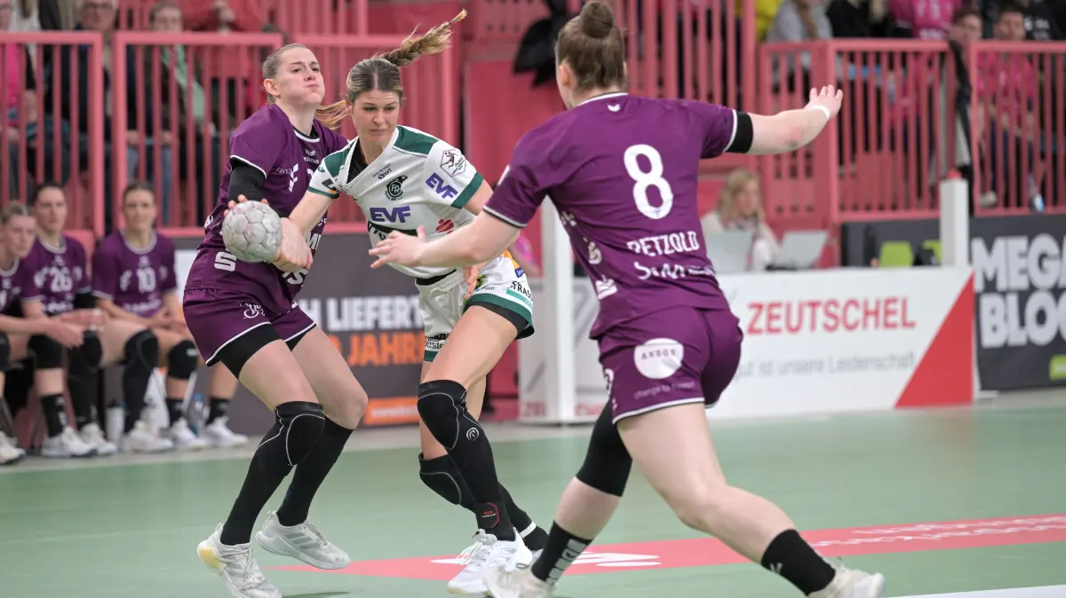 TusSies Metzingen vs. FrischAuf Goeppingen , Handball, Alsco HBF, 21.Ligaspieltag, Saison 2025/2026, 28.03.2026: Sina Ehmann (FrischAuf Goeppingen, #22) am / mit Ball gegen Selina Lindemann (TusSies Metzingen, #02) und Ida Petzold (TusSies Metzingen, #08)
TusSies Metzingen vs. FrischAuf Goeppingen , Handball, Alsco HBF, 21.Ligaspieltag, Saison 2025/2026, 28.03.2026
Foto: Eibner-Pressefoto/Tobias Baur