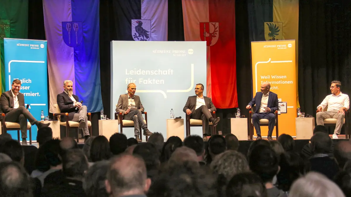 Check der Bürgermeisterkandidaten in der Kusterdinger Turn und Festhalle, Von links: Marc Roth, Carsten Göhner, Moderator Ullrich Janßen, Gültekin Ates, Jens Deichmann und Eser Turgut.