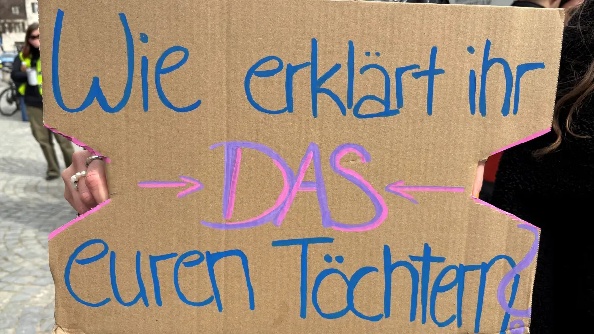 erste Mahnwache in Ulm "Männer gegen Gewalt an Frauen"