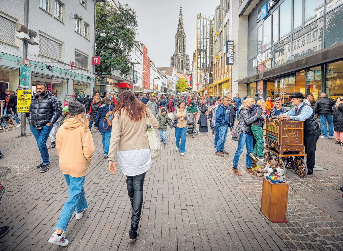 Besucher dürfen bummeln, shoppen und genießen am verkaufsoffenen Sonntag in der Ulmer Innenstadt. ⇥Foto: Matthias Kessler