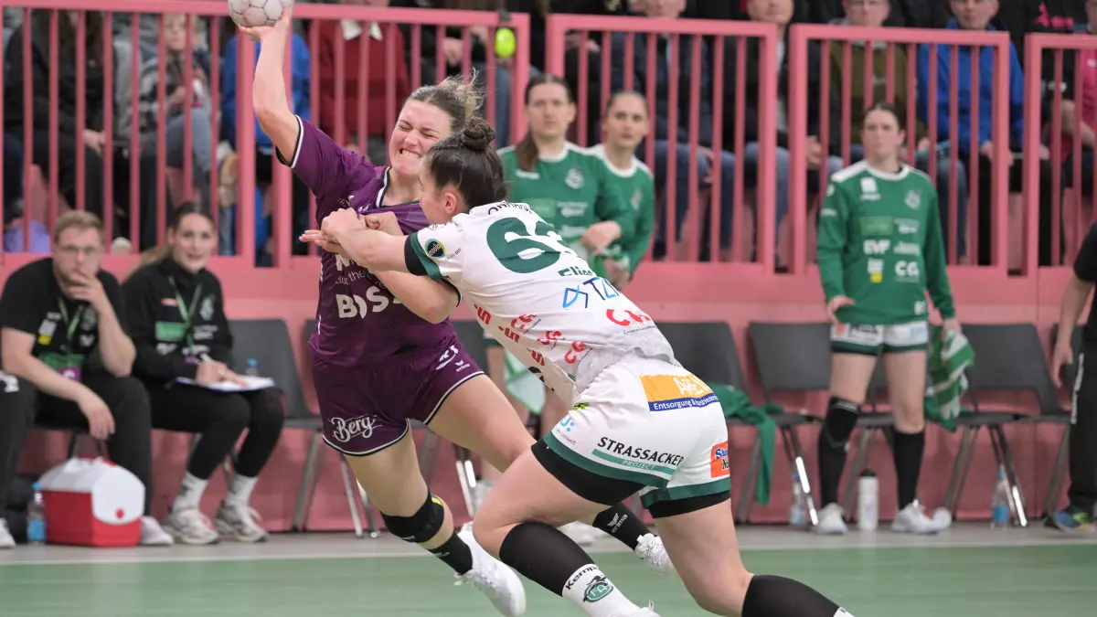 TusSies Metzingen vs. FrischAuf Goeppingen , Handball, Alsco HBF, 21.Ligaspieltag, Saison 2025/2026, 28.03.2026: Nele Franz (TusSies Metzingen, #10) am / mit Ball gegen Stephanie Elies (FrischAuf Goeppingen, #63)
TusSies Metzingen vs. FrischAuf Goeppingen , Handball, Alsco HBF, 21.Ligaspieltag, Saison 2025/2026, 28.03.2026
Foto: Eibner-Pressefoto/Tobias Baur