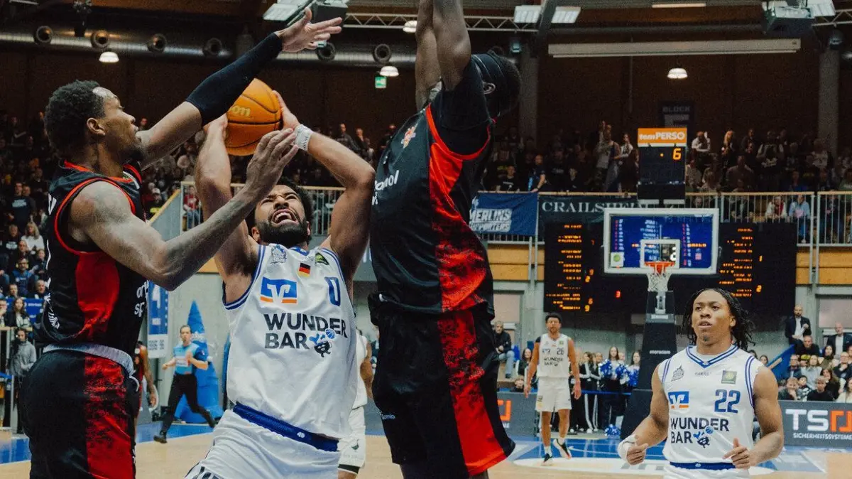 Tyreese Blunt (weißes Trikot) erzielt neun Punkte und feiert mit den HAKRO Merlins Crailsheim einen deutlichen Heimsieg über Bayer Leverkusen.