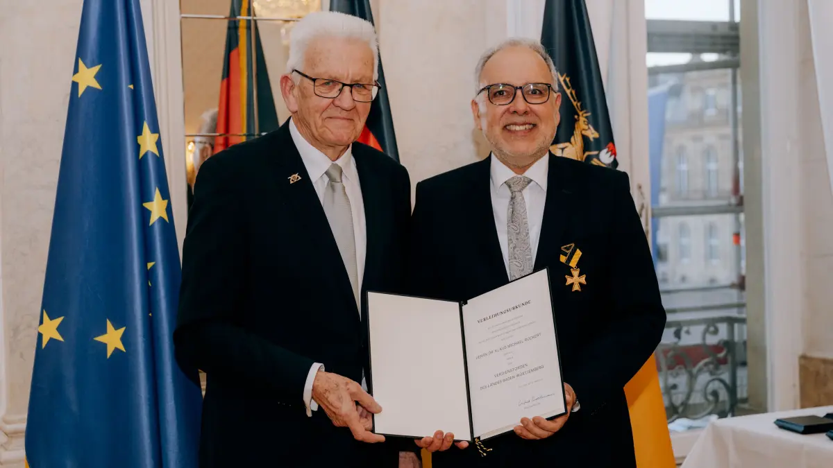 Ministerpräsident Winfried Kretschmann verleiht dem Freudenstädter Landrat a. D. Dr. Klaus Michael Rückert den Verdienstorden des Landes.