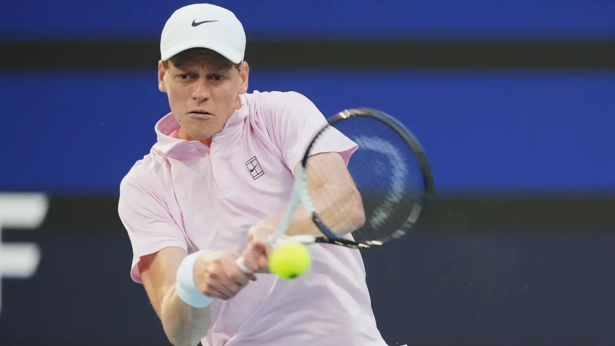WTA-Tour/ATP-Tour - Miami: 27.03.2026, USA, Miami Gardens: Tennis: WTA-Tour/ATP-Tour – Miami, Einzel, Männer, Halbfinale, Alexander Zverev (Hamburg) - Jannik Sinner (ITA). Jannik Sinner aus Italien retourniert. Foto: Marta Lavandier/AP/dpa +++ dpa-Bildfunk +++