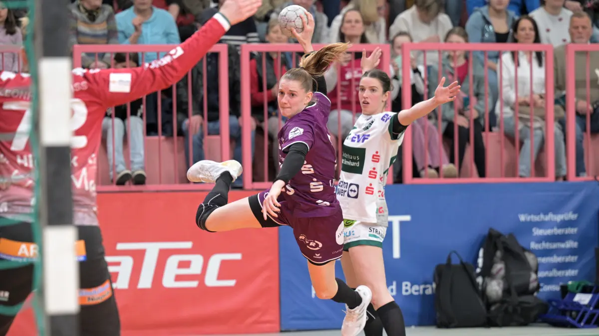 TusSies Metzingen vs. FrischAuf Goeppingen , Handball, Alsco HBF, 21.Ligaspieltag, Saison 2025/2026, 28.03.2026: Selina Lindemann (TusSies Metzingen, #02) am / mit Ball gegen Lea Neubrander (FrischAuf Goeppingen, #81)
TusSies Metzingen vs. FrischAuf Goeppingen , Handball, Alsco HBF, 21.Ligaspieltag, Saison 2025/2026, 28.03.2026
Foto: Eibner-Pressefoto/Tobias Baur