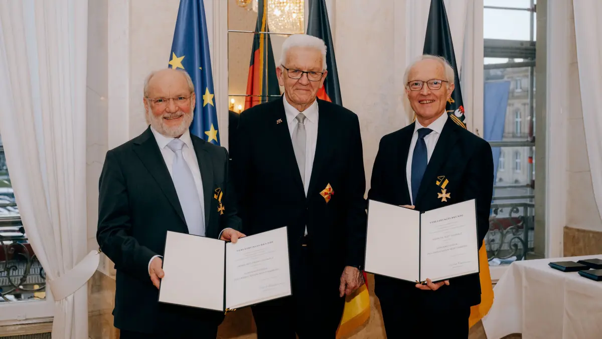 Dr. Kurt Schmalz und Wolfgang Schmalz mit Ministerpräsident Winfried Kretschmann im Neuen Schloss in Stuttgart.