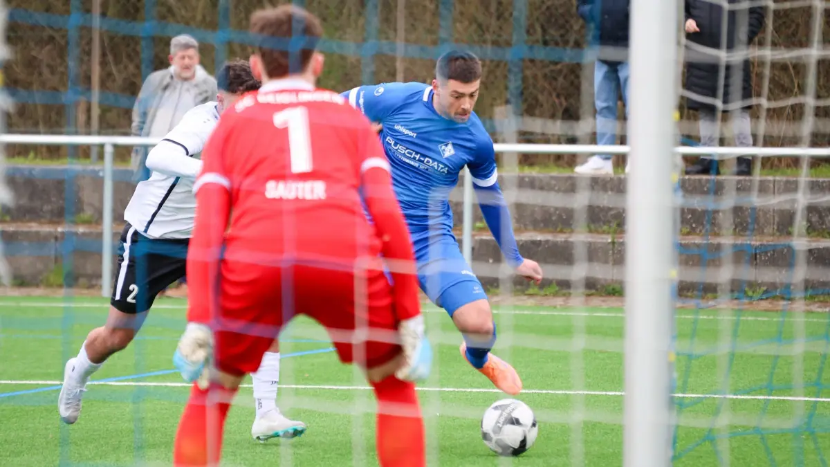 1. FC Eislingen - SC Geislingen: 1. FC Eislingen - SC Geislingen
Dominik Cseri (24) scheitert an Torwart Rocco Sauter (1)