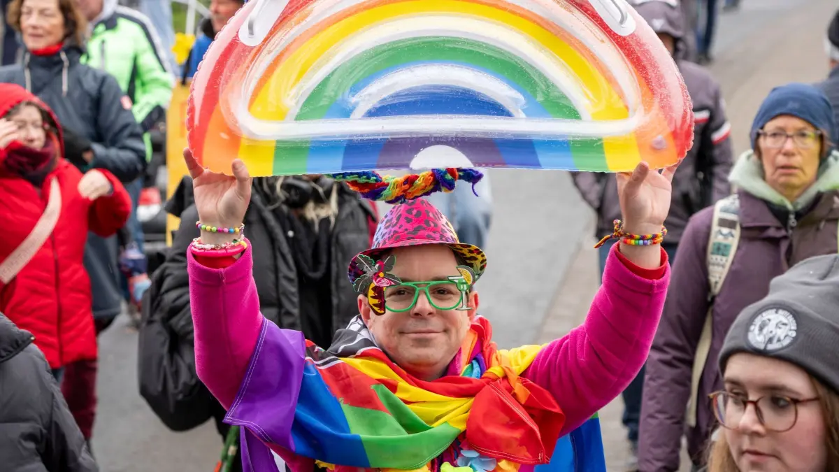 Gründungskongress der AfD-Jugend in Hessen - Protest: 28.03.2026, Hessen, Fulda: Ein Teilnehmer demonstriert mit einem «Regenbogen» gegen den Gründungskongress der AfD-Jugendorganisation «Generation Deutschland». Im Rahmen der Veranstaltung wird der Landesverband Hessen der AfD-Jugendorganisation offiziell gegründet, unter anderem der Landesvorstand gewählt, sowie über den Landestatut beschlossen. Foto: Andreas Arnold/dpa +++ dpa-Bildfunk +++