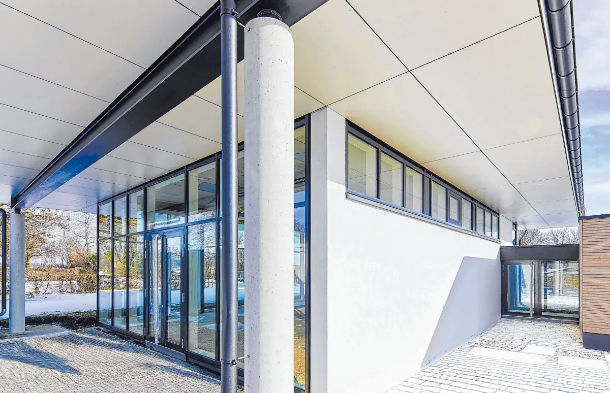 Die neue Andachtshalle bietet einen geschlossenen Raum mit 100 Sitzplätzen. Das Holzkreuz aus dem vorherigen Gebäude wurde renoviert und wieder installiert. ⇥Fotos: Gemeinde