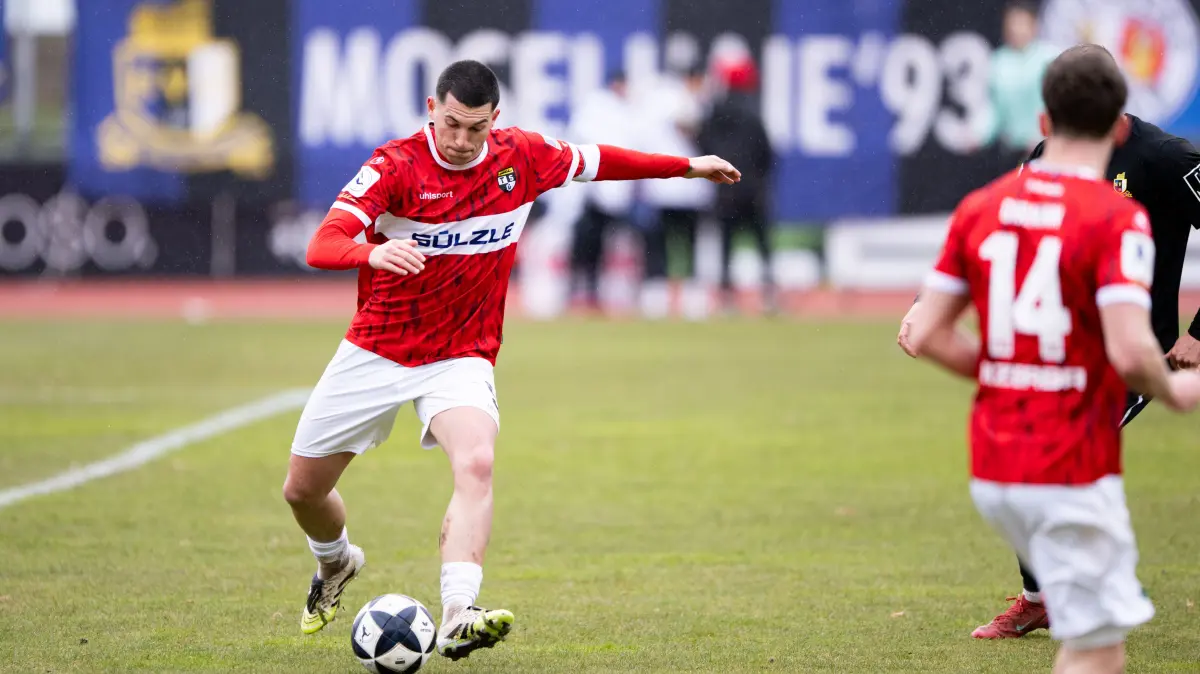 TSG Balingen vs. SV Eintracht Trier, Fussball, Regionalliga Suedwest, 26. Spieltag, Saison 2025/2026, 28.03.2026,: Denis Latifovic, (TSG Balingen, #09)
TSG Balingen vs. SV Eintracht Trier, Fussball, Regionalliga Suedwest, 26. Spieltag, Saison 2025/2026, 28.03.2026,
Eibner-Pressefoto/Andreas Ulmer