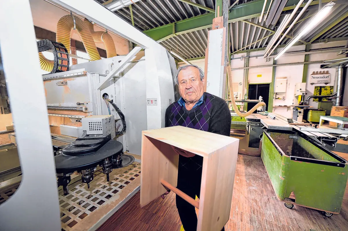 Firmengründer Max Neuendorf, 87, in seiner Schreinerei.⇥Foto: Andreas Brücken