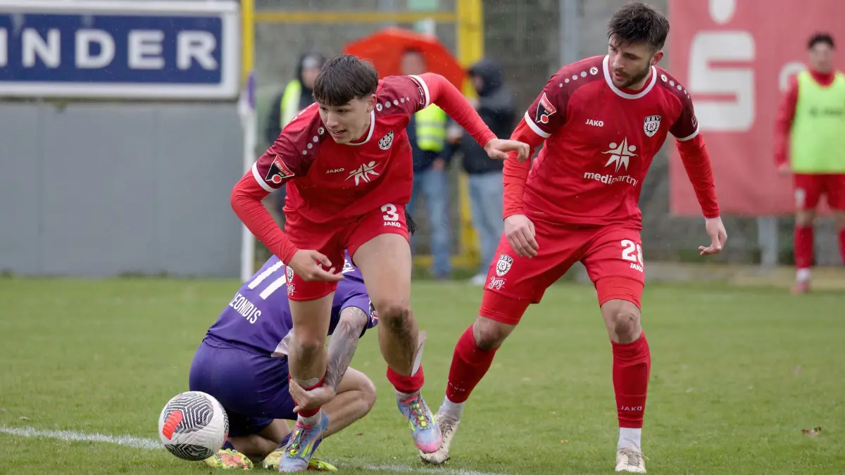 Fussball OL | FC Noettingen vs. SSV Reutlingen: Fussball OL | FC Noettingen (lila) vs. SSV Reutlingen (rot) // 2026-03-28 // Foto: Joachim Baur // #3 Jonathan Hageloch (SSV Reutlingen) / #28 Jonas Vogler (SSV Reutlingen) / #11 Tasos Leonidis (FC Noettingen)