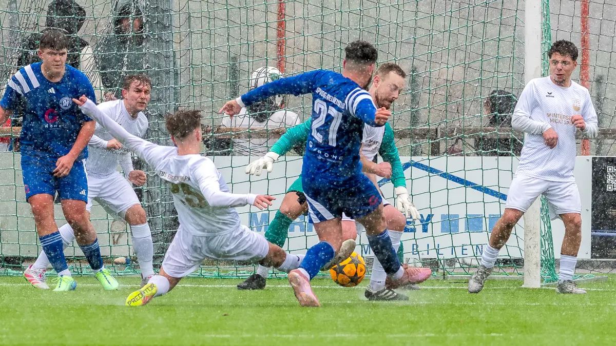 Lucas Kroboth (Spvgg Freudenstadt) schießt gegen den TuS Ergenzingen das Tor zum 2:0.