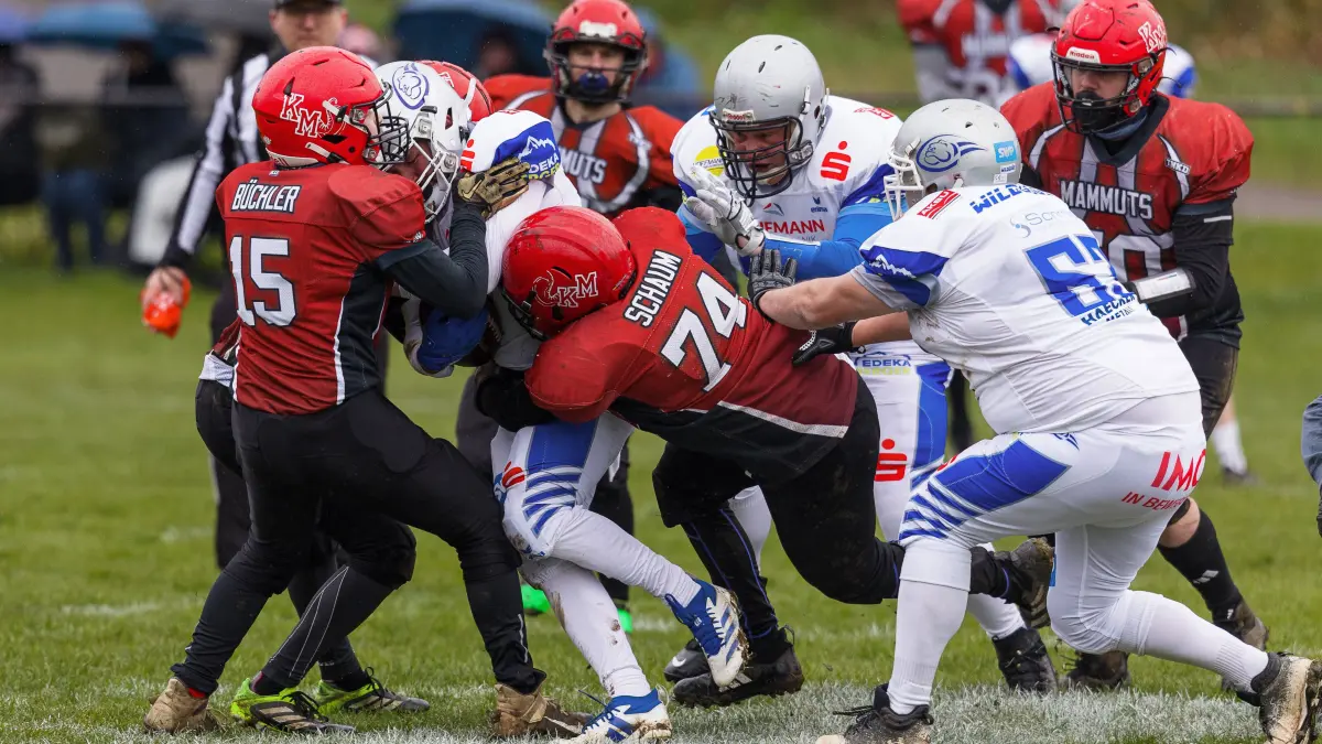 American Football Bezirksliga: American Football Bezirksliga; Kuchen Mammuts - Pforzheim Wilddogs II;
Julian Büchler (Kuchen Mammuts, #15) und Heiko Schaum (Kuchen Mammuts, #74) stoppen den Pforzheimer Ballträger;
28.03.2026; Ankenstadion; Kuchen.
Foto: Thomas Madel