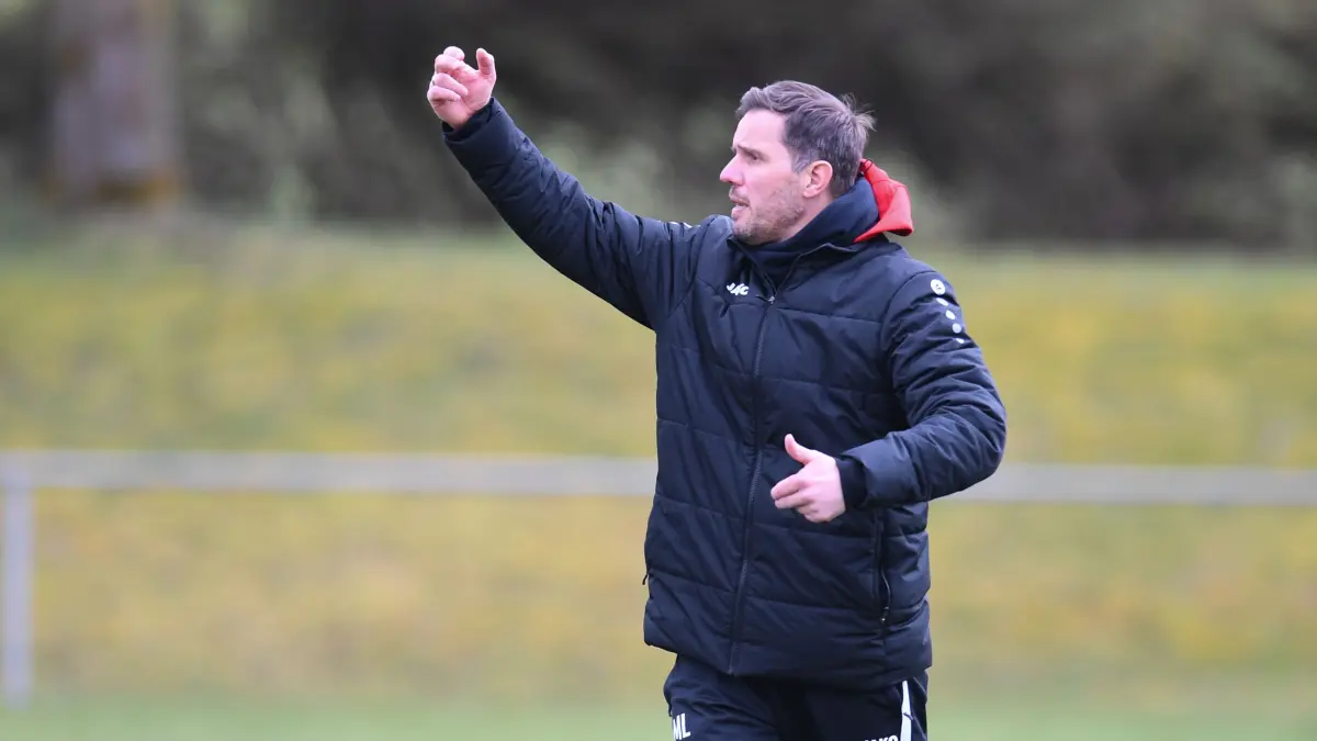 GER, SV Hirrlingen - SV Wurmlingen, Fussball, Kreisliga A3 Alb, Spielzeit 2025/2026, 29.03.2026: Trainer Markus Leuthe (SV Hirrlingen) gestikuliert am Spielfeldrand
GER, SV Hirrlingen - SV Wurmlingen, Fussball, Kreisliga A3 Alb, Spielzeit 2025/2026, 29.03.2026
Foto: Eibner-Pressefoto/Moritz Liss