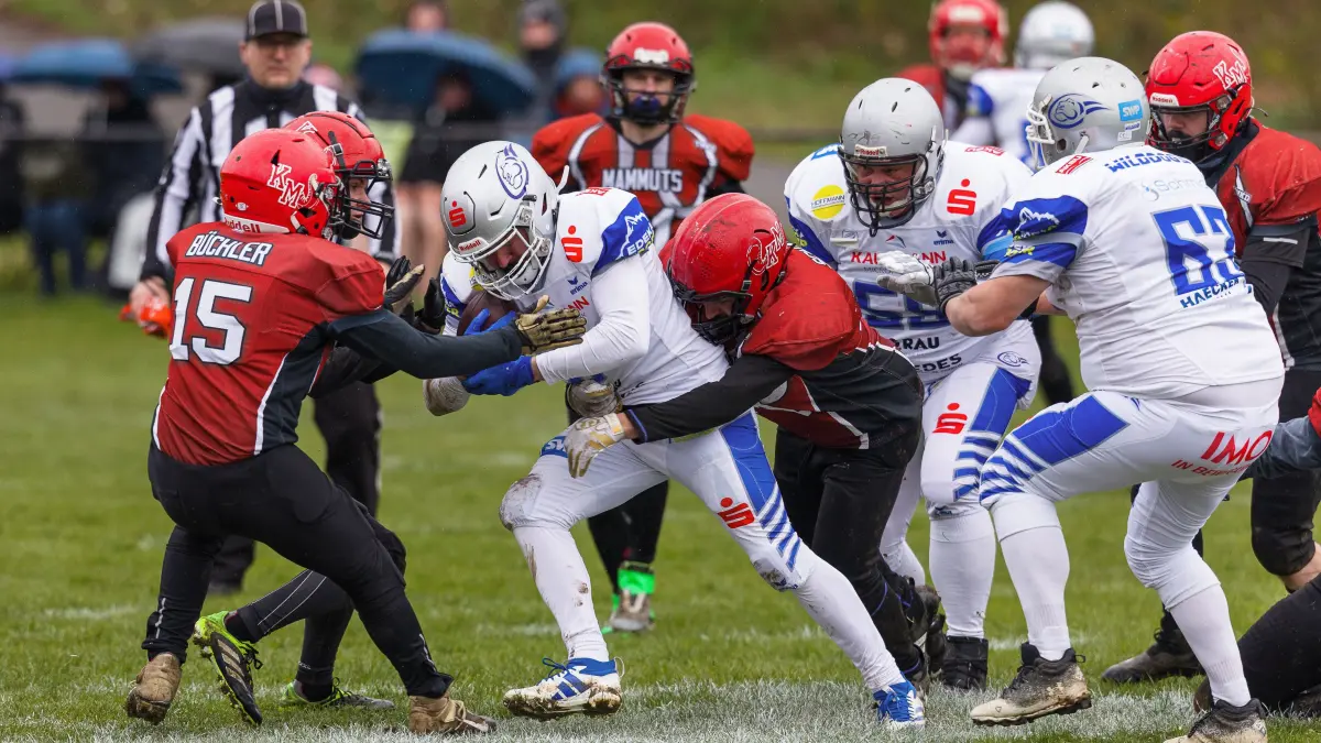 American Football Bezirksliga: American Football Bezirksliga; Kuchen Mammuts - Pforzheim Wilddogs II;
Julian Büchler (Kuchen Mammuts, #15) und Heiko Schaum (Kuchen Mammuts, #74) stoppen den Pforzheimer Ballträger;
28.03.2026; Ankenstadion; Kuchen.
Foto: Thomas Madel