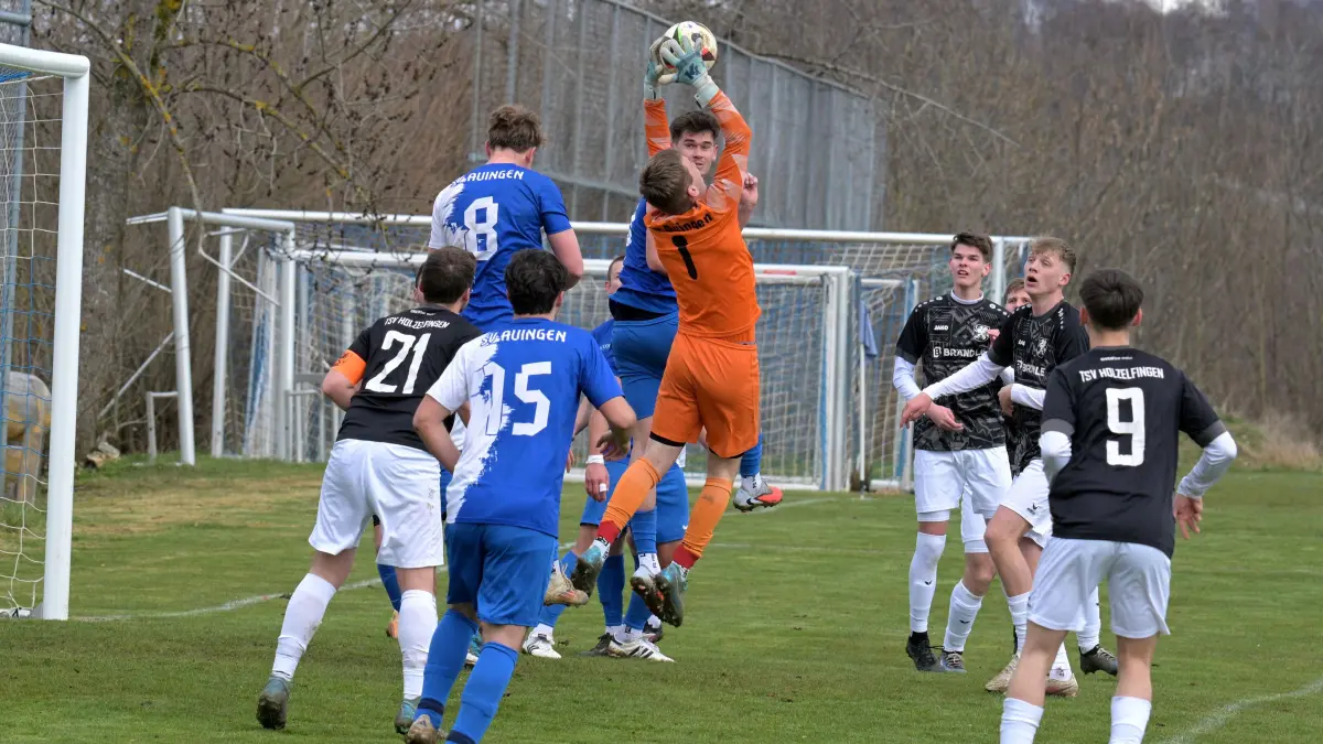 Fussball KL A | TSV Holzelfingen vs. SV Auingen: Fussball KL A1 | TSV Holzelfingen (schwarz) vs. SV Auingen (blau/weiss) // 2026-03-29 // Foto: Joachim Baur // TW 1# Tobias Dehne (SV Auingen) / #9 Dennis Bauer (SV Auingen), verdeckt / #8 Finn Voehringer (SV Auingen) / #21 Jerome Schnitzer (TSV Holzelfingen) / #15 Drenison Hajzeraj (SV Auingen)