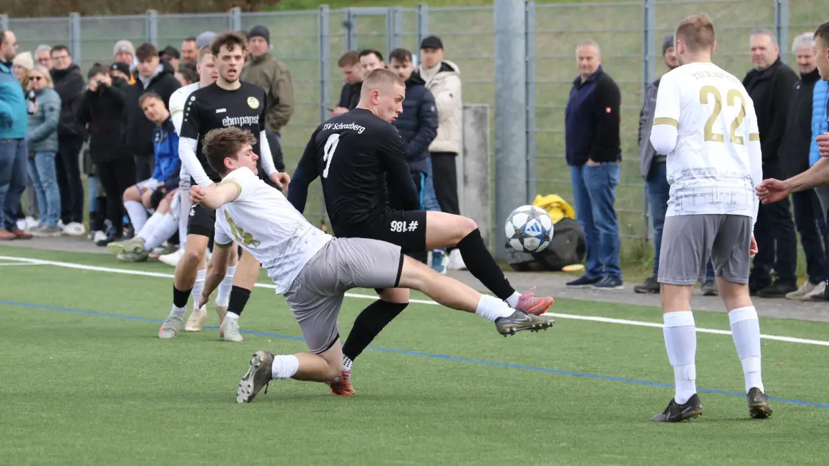 Der TSV Blaufelden gewinnt das Topspiel beim TSV Schrozberg (schwarz) mit 3:2 mit einem Tor in der Nachspielzeit.