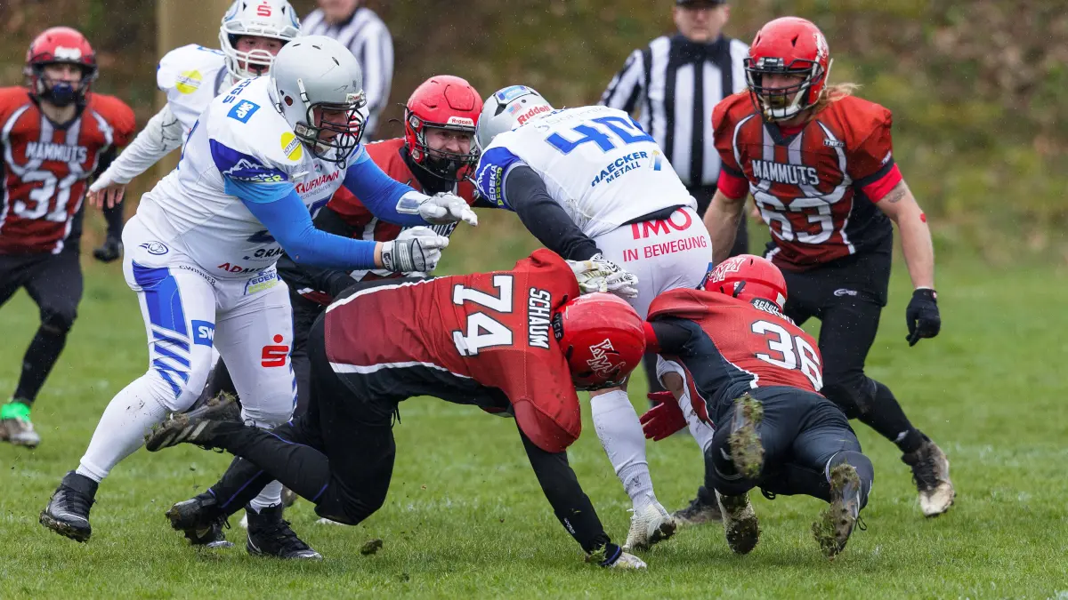 American Football Bezirksliga: American Football Bezirksliga; Kuchen Mammuts - Pforzheim Wilddogs II;
Heiko Schaum (Kuchen Mammuts, #74) und Christoph Bührle (Kuchen Mammuts, #36) versuchen den gegnerischen Ballträger zu stoppen.;
28.03.2026; Ankenstadion; Kuchen.
Foto: Thomas Madel