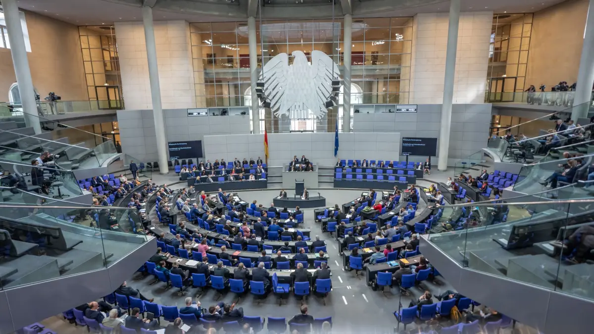 Bundestag: ARCHIV - 25.03.2026, Berlin: Bundeskanzler Friedrich Merz (CDU) spricht bei der Regierungsbefragung im Plenum des Bundestags. (zu dpa: «Bundestags-Experten sehen Iran-Krieg als Völkerrechtsverstoß») Foto: Michael Kappeler/dpa +++ dpa-Bildfunk +++